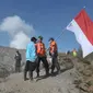 Ilustrasi: Tim Rescue mitra Polda Jatim bersiap melakukan upacara pengibaran bendera Merah Putih di Gunung Batok, kawasan wisata gunung Bromo, Probolinggo, Jawa Timur, Sabtu 16 Agustus. (Antara/Paramayuda)