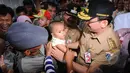 Gubernur DKI Jakarta Basuki T Purnama menggendong seorang anak balita di Tanah Abang, Jakarta. (Liputan6.com/Herman Zakharia)