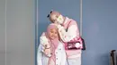 Wanita kelahiran Jakarta, 19 Februari 1993 itu juga tampil kompak dengan sang putri, Starla. Ibu dan anak itu tampil serba pink. Inara memadukan jaket baseball dengan rok denim dan masker bermotif. Sedangkan putrinya mengenakan dress pink yang dipadu jaket denim. (Liputan6.com/IG/@mommy_starla)