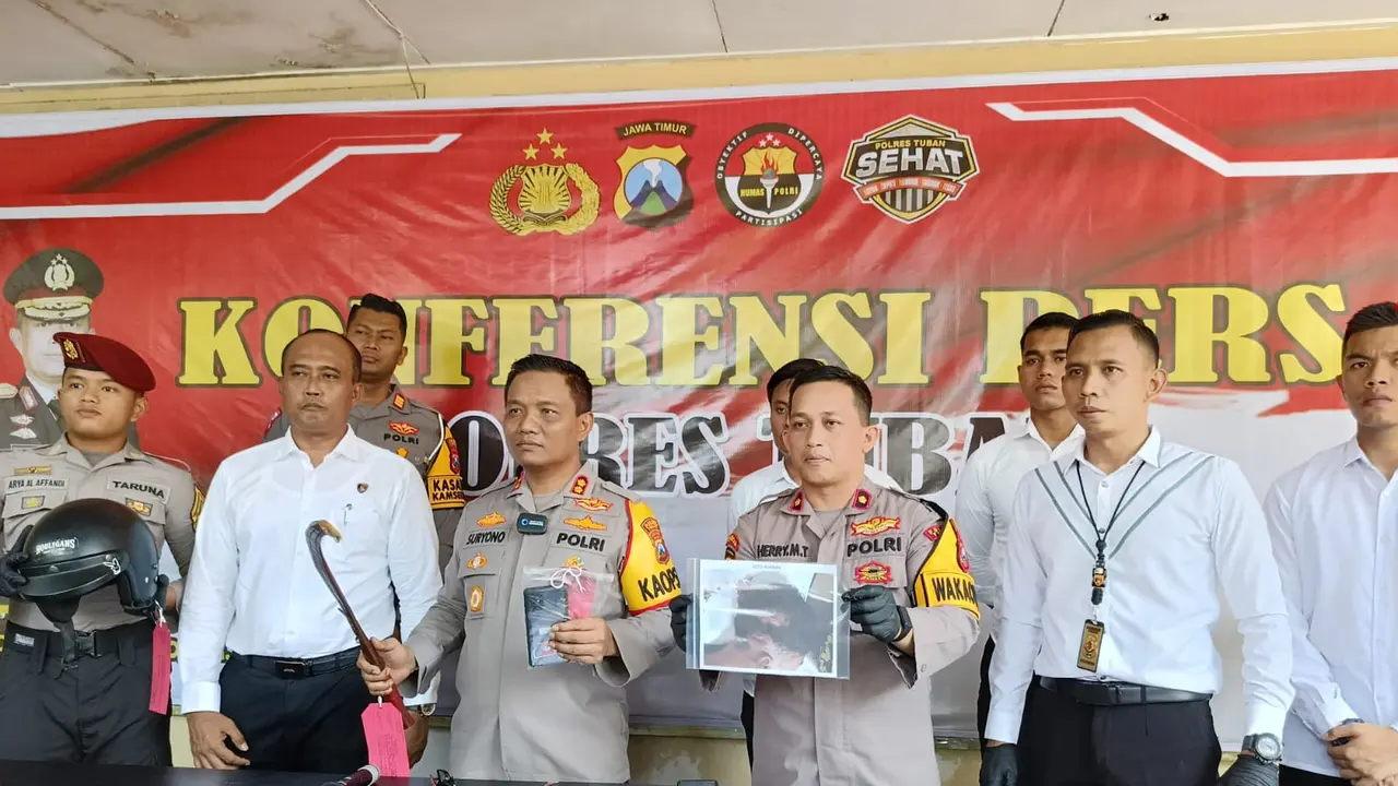 Polisi menunjukkan barang bukti gangster Tuban. (Adirin/Liputan6.com)