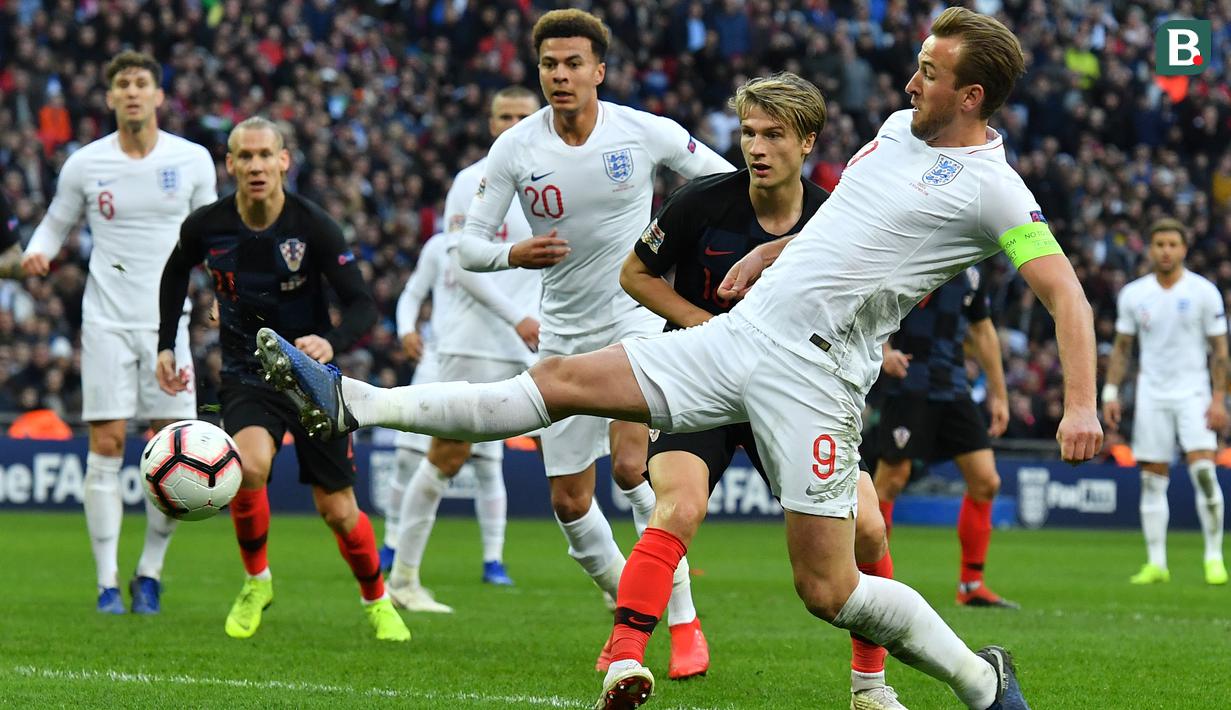 Striker Inggris, Harry Kane, berusaha mengirim umpan saat melawan Kroasia pada laga UEFA Nations League di Stadion Wembley, London, Minggu (18/11). Inggris menang 2-1 atas Kroasia. (AFP/Ben Stansall)