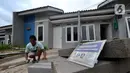 Pemilik rumah membuat rangka penguat dapur rumah di Perumahan Griya Samaji,Cieseng, Bogor, Rabu (19/02/2020). BTN pada 2019 telah merealisasikan 735.000 rumah dalam Program pemerintah satu juta rumah dengan kredit kepemilikan rumah bersubsidi sekitar Rp 111 trilyun. (merdeka.com/Arie Basuki)