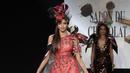Seorang model Venezuela mempersembahkan kreasi yang dibuat dengan cokelat oleh Federico Jimenez Rivas dan desainer Pavel Mieses selama Chocolate Fair (Salon du Chocolat) di Paris pada Rabu (27/10/2021). (GEOFFROY VAN DER HASSELT / AFP)