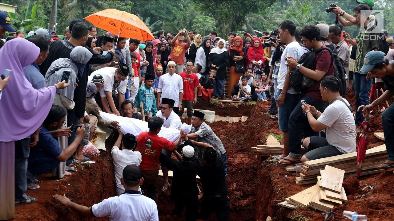 Duka Selimuti Penguburan Massal Korban Kecelakaan Tanjakan Emen