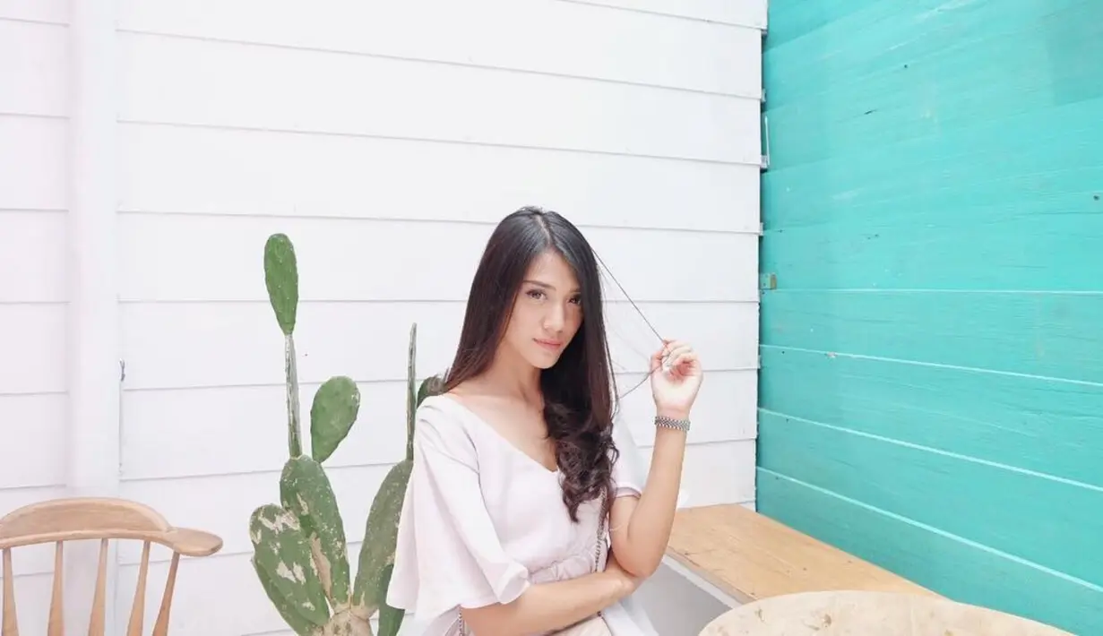 Sejak debutnya di dunia hiburan Tanah Air, perempuan kelahiran Bengkulu ini selalu identik dengan gaya feminin. Ia pun kerap tampil dalam balutan berbagai dress dengan warna yang kalem, salah satunya warna putih. (Liputan6.com/IG/anissaaziza)