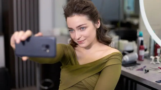 illustrasi wanita senang / selfie / ponsel / media