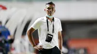 Pelatih Persiraja Banda Aceh, Hendri Susilo, saat melawan Persib Bandung pada laga Piala Menpora 2021 di Stadion Maguwoharjo, Jumat, (2/4/2021).  (Bola.com/M Iqbal Ichsan)