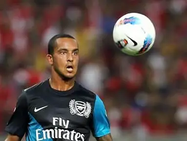 Theo Walcott turut menyumbang gol untuk Arsenal yang melumat Malaysia 4-0 dalam laga pramusim Tur Asia 2011 di Stadion Bukit Jalil, Kuala Lumpur, 13 Juli 2011. AFP PHOTO/Mohd Rasfan