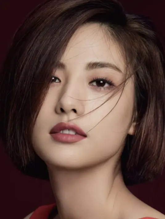 Rambut bob yang ditata sedemikian rupa membingkai wajah imutnya. [Foto: instagram/ High Cut]