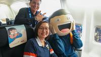 Wamenekraf Irene Umar dan Direktur Utama Garuda Indonesia Wamildan Tsani Pandjaitan berfoto bersama dengan karakter Ben sebagai bagian dari kolaborasi Tahilalats x Garuda Indonesia. (dok. Biro Komunikasi Publik Kemenekraf)