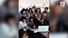 Seorang polwan terpaksa menjalani akad nikah lewat video call karena sedang dalam tugas.