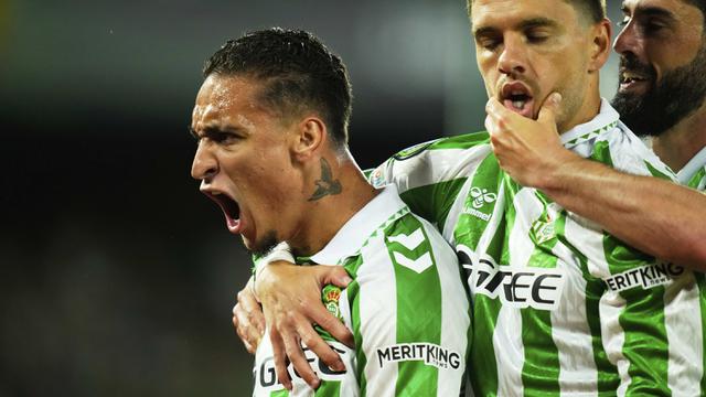 Foto: Reuni Eks Pemain MU, Antony Jebol Gawang David De Gea di Leg 1 Semifinal Conference League