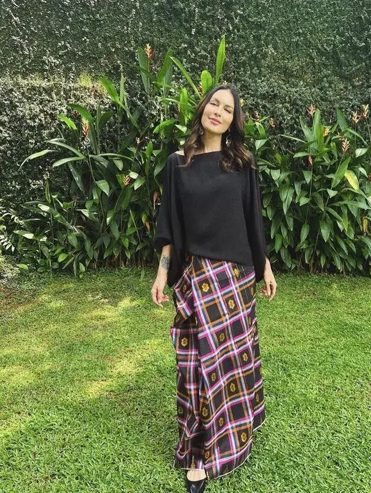 Blouse hitam yang dipadukan dengan sarung sutra sengkang dipilih Sophia Latjuba untuk rayakan Hari Raya. @sophialatjuba.