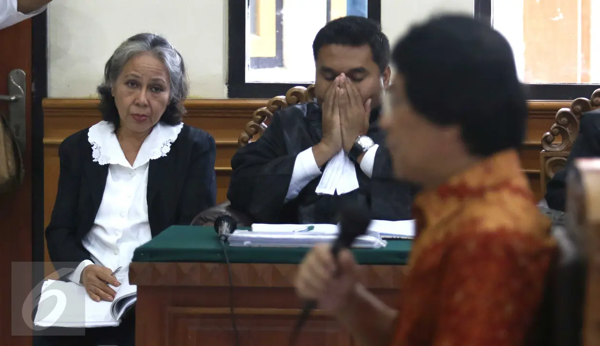 Terdakwa pembunuh Engeline, Margriet Megawe memperhatikan keterangan Kak Seto di Pengadilan Negeri Denpasar, Senin (11/1/2016). Kak Seto hadir sebagai saksi ahli dalam bidang psikologi anak. (Liputan6.com/Angga Yuniar)