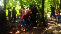 Warga Panunggalan, Kecamatan Pulokulon, Kabupaten Grobogan, Jateng, menunjukkan makam tempat bayi laki-laki yang dilahirkan oleh remaja laki-laki. (Liputan6.com/Felek Wahyu)