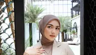 Tampil ala lady boss dengan blazer tailored yang dipadukan dengan hijab segi empat yang dililit rapi ke belakang. Aksen perhiasan seperti kalung minimalis menambah sentuhan elegan yang sophisticated. [@ciraciki].