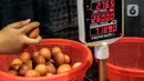 Penjual menimbang telur ayam ras yang dijual di Pasar Kebayoran Lama, Jakarta, Minggu (5/3/2023). Dinas Ketahanan Pangan, Kelautan, dan Pertanian (DKPKP) DKI Jakarta menyampaikan bahwa terdapat peningkatan permintaan kebutuhan pangan masyarakat jelang Ramadan 2023. (Liputan6.com/Johan Tallo)