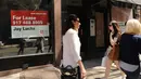 Warga melintas di depan toko yang tutup di West Village, New York (12/4). Bisnis online shop yang terus berkembang membuat sejumlah toko gulung tikar karena sewa yang naik. (Spencer Platt / Getty Images / AFP)