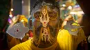 Umat Hindu menusuk pipinya dengan batang logam saat Festival Thaipusam di Batu Caves, Kuala Lumpur, Malaysia, Sabtu (8/2/2020). Acara tahunan ini digelar untuk menghormati Dewa Murugan, mencari berkah, memenuhi sumpah, dan mengucapkan terima kasih. (AP Photo/Vincent Thian)