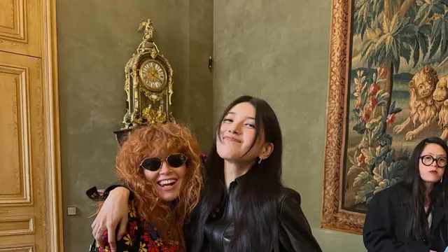 Edgy dalam Balutan Serba Hitam, Gaya Bae Suzy Hadiri Show Celine di Paris Fashion Week