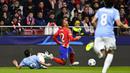 Pemain Atletico Madrid, Samuel Lino, terjatuh saat berebut bola dengan pemain Lazio, Pedro, pada laga grup E Liga Champions di Stadion Metropolitano, Madrid, Kamis (14/12/2023). Atletico menang dua gol tanpa balas. (AP Photo/Pablo Garcia)