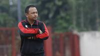 Pelatih Persika Karawang, Ricky Nelson, saat pertandingan melawan Persija pada laga uji coba di Stadion Soemantri Brodjonegoro, Kuningan, Jakarta, Sabtu (30/12/2017). Persija menang 3-1 atas Persika. (Bola.com/M Iqbal Ichsan)