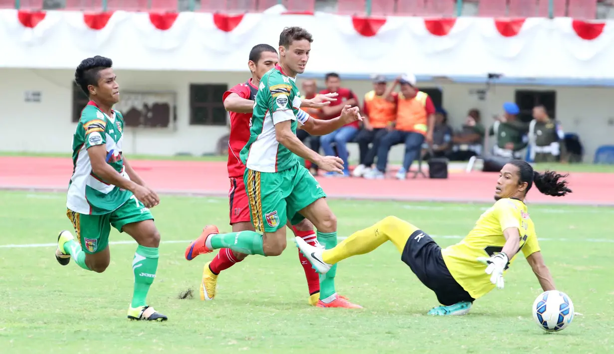 Jandia Eka Putra, mencoba menhalau bola dari kejaran Patrick Cruz pada laga Piala Jenderal Sudirman di Stadion Manahan, Solo, Selasa (15/12/2015). (Bola.com/Nicklas Hanoatubun)