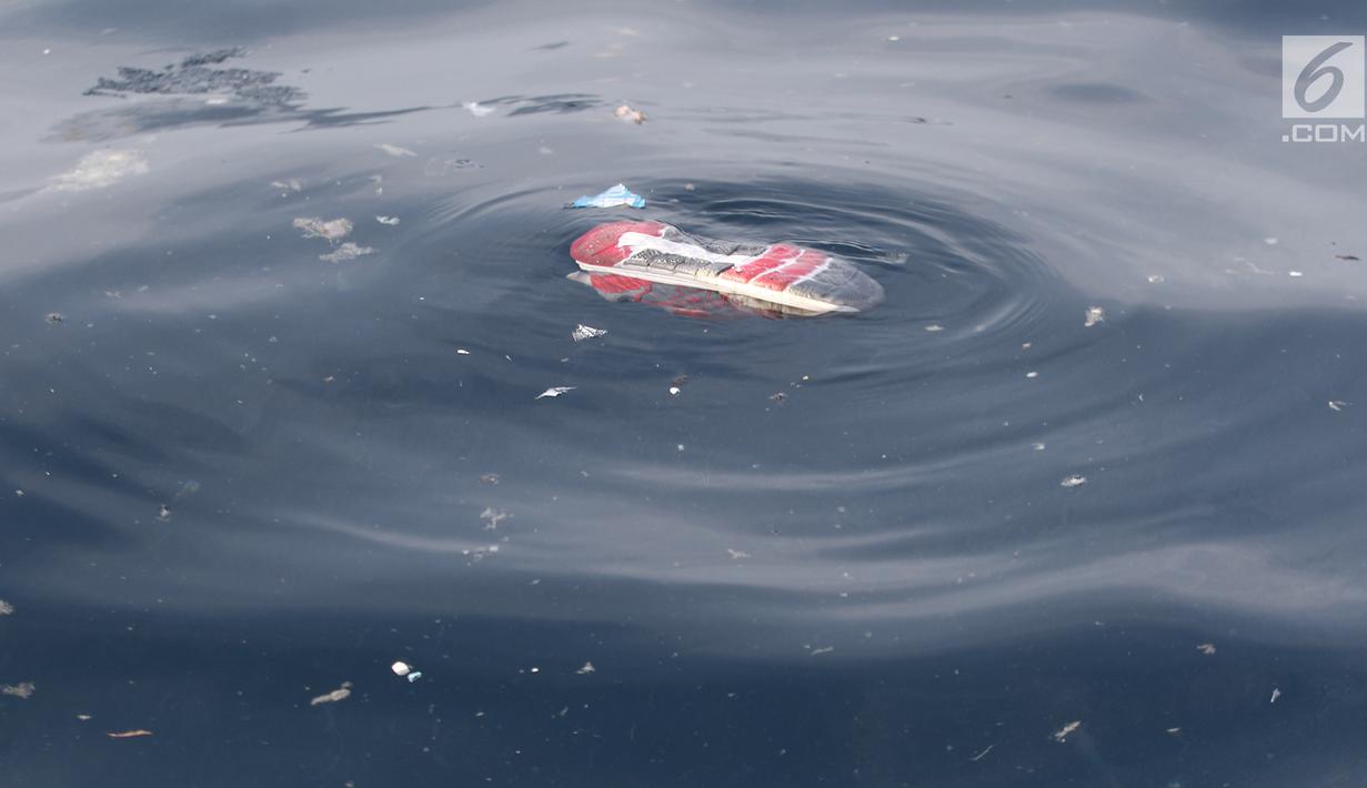 Sepatu mengambang di laut pascajatuhnya pesawat Lion Air JT 610 di laut utara Tanjung Pakis, Jawa Barat, Senin (29/10). Pesawat Lion Air JT 610 dilaporkan hilang sekitar pukul 06.00 WIB. (Liputan6.com/Herman Zakharia)