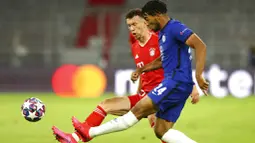Pemain Bayern Munchen, Ivan Perisic, berebut bola dengan pemain Chelsea, Reece James, pada laga Liga Champions di Allianz Arena, Sabtu (8/8/2020). Bayern Munchen menang 4-1 atas Chelsea. (AP/Matthias Schrader)