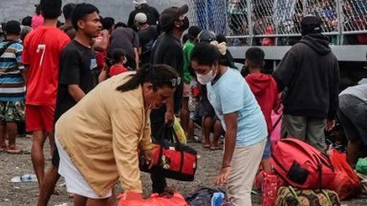 Ribuan orang yang tinggal di pulau-pulau terdekat Gunung Ruang pun secara bertahap menyelamatkan diri.&nbsp;Mereka menaiki sejumlah kapal evakuasi yang dikerahkan TNI AL, Polri, hingga Basarnas.&nbsp;Foto: Ronny Adolof Buol/AFP