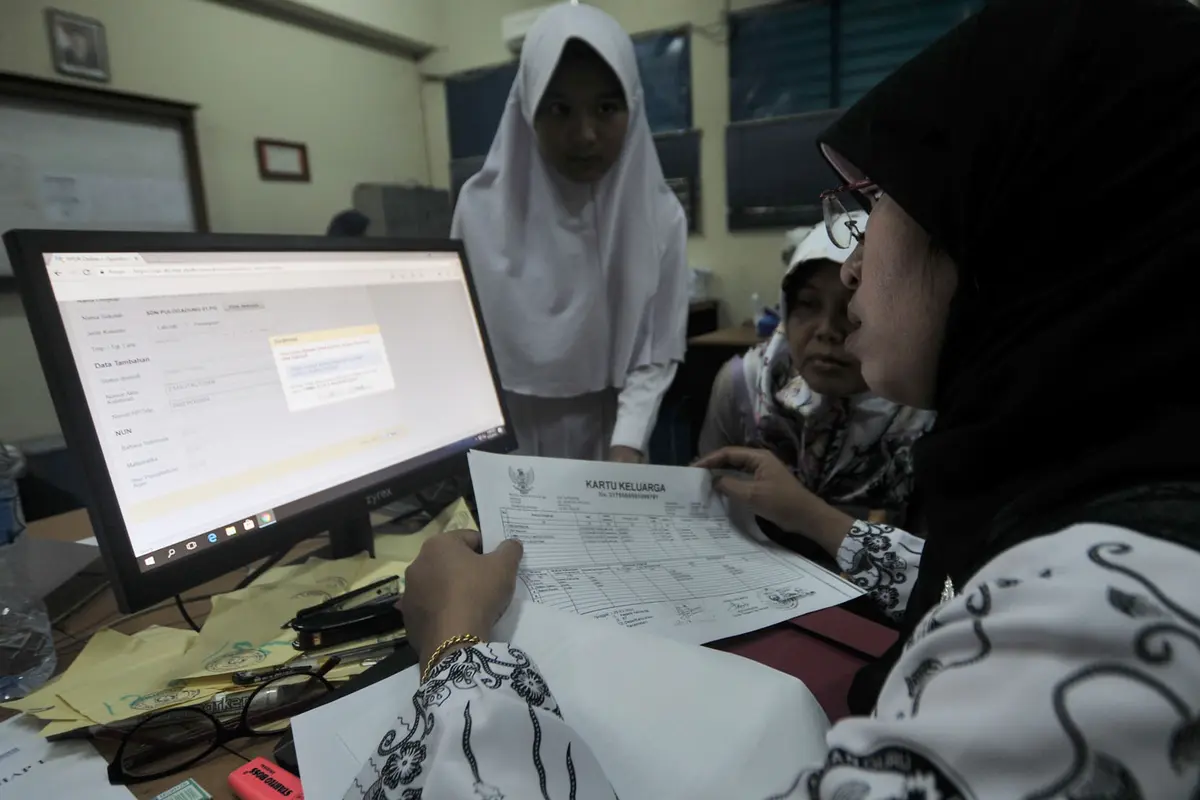 Orang Tua dan Calon Siswa Antusias di Hari Pertama Pendaftaran sekolah