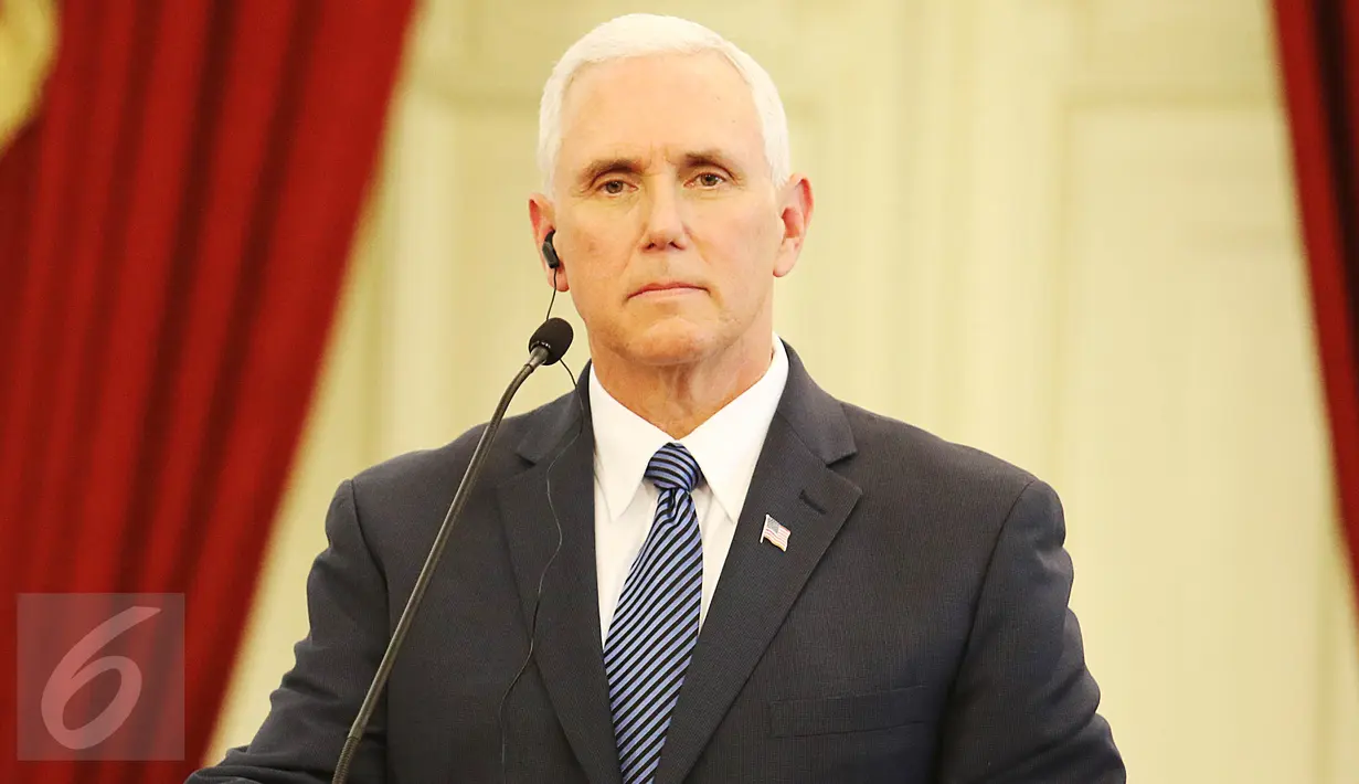 Wakil Presiden Amerika Serikat Michael R. Pence berpidato saat kunjungannya di Istana Merdeka, Jakarta, Kamis (20/4). Selain itu Indonesia juga sepakat meningkatkan kerja sama di bidang investasi dengan AS. (Liputan6.com/Angga Yuniar)
