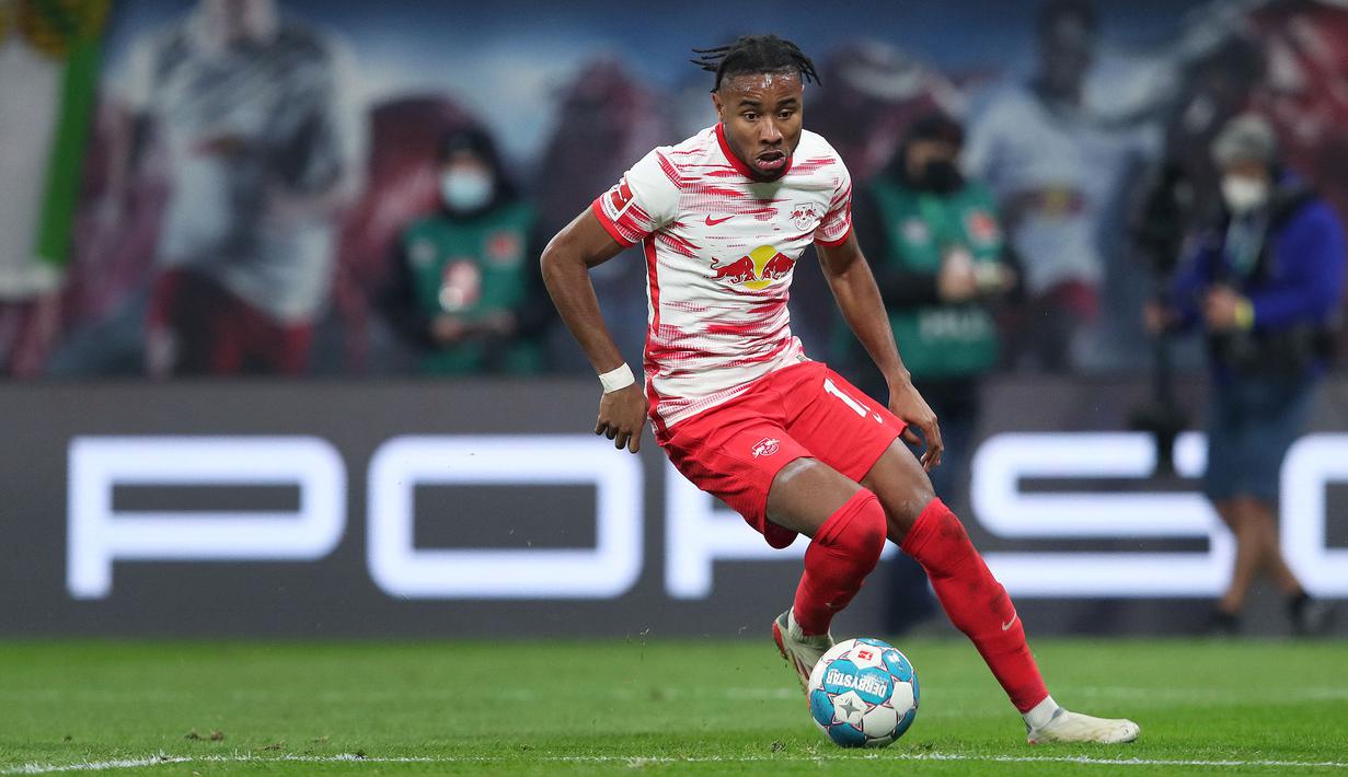 <p>Christopher Nkunku adalah salah satu pemain paling berkembang pada musim ini. Penyerang RB Leipzig itu telah membukukan 20 gol dan 15 assist dalam 33 penampilannya di Bundesliga. Nkunku juga tercatat telah menyabet gelar Man of The Match di liga sebanyak 9 kali pada musim 2021/22. (AFP/Ronny Hartmann)</p>