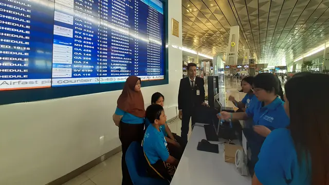 PT Angkasa Pura II menggandeng UNICEF, ajak belasan anak melihat dan merasakan langsung berkarier di pelayanan masyarakat Terminal 3 Bandara Internasional Soekarno Hatta, Kota Tangerang, Rabu (20/11/2019).
