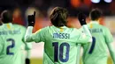 Selebrasi Lionel Messi usai mencetak gol. Messi menyumbang dua gol kemenangan 3-0 atas Osasuna pada laga La Liga di Pamplona, 4 Desember 2010. AFP PHOTO/ANDER GILLENEA