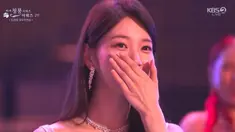 Suzy meraih penghargaan aktris terbaik berkat perannya dalam serial Anna. (Foto: KBS2 via Twitter)