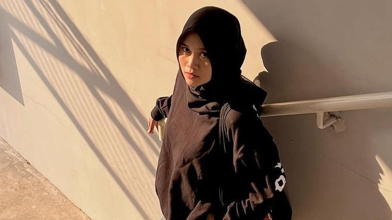 Tampak Tegas dengan Outfit Hitam