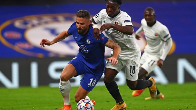 Olivier Giroud mendapatkan hadangan pemain Stade Rennais (AFP)