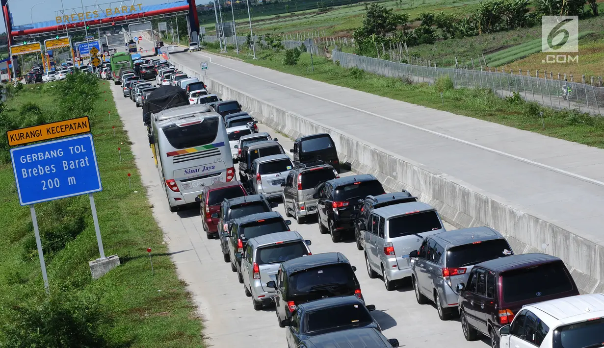 Sejumlah kendaraan antre menuju pintu keluar Tol Brebes Barat, Jawa Tengah, Sabtu (23/12). Untuk mengurangi kemacetan di pintu Tol Brebes Timur petugas mengalihkan arus lalu lintas keluar Tol Brebes Barat. (Liputan6.com/Helmi Fithriansyah)