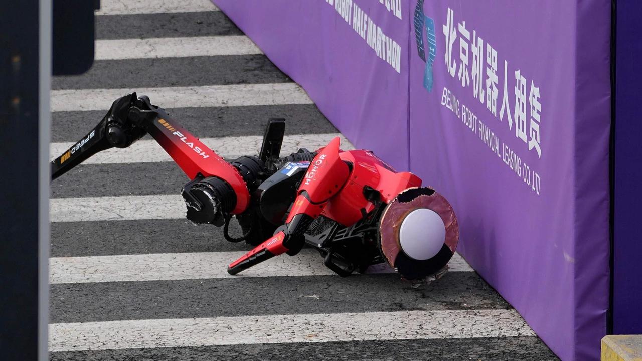 FOTO: Robot Humanoid Unjuk Kecepatan di Ajang Lari Marathon Beijing