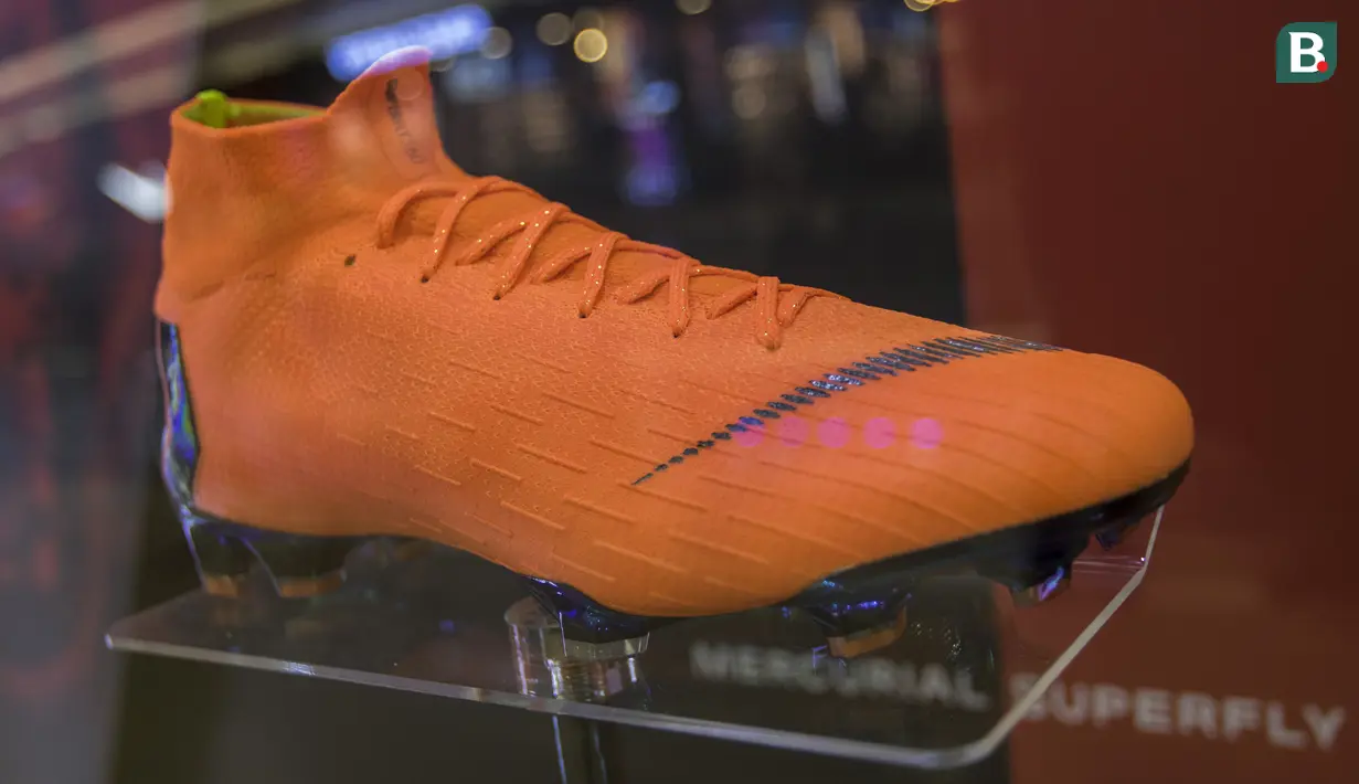 Sepatu Nike Born Mercurial 360 dipajang saat peluncurannya di Fisik Football, Jakarta, Rabu (7/3/2018). Nike merilis model terbaru Nike Mercurial Superfly dan Vapor 360. (Bola.com/Vitalis Yogi Trisna)