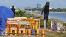 Pekerja menyambungkan kabel kepada pipa-pipa kembang api untuk dinyalakan saat perayaan malam tahun baru 2016 di pantai Ancol, Jakarta, Rabu (30/12). (Liputan6.com/Yoppy Renato)