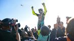 Valentino Rossi - Berakhirnya balapan MotoGP Valencia di Sirkuit Ricardo Tormo, Minggu (14/11/2021), sekaligus menjadi penanda akhir karier legenda hidup MotoGP Valentino Rossi di MotoGP. Total sembilan gelar juara dunia sudah diraih The Doctor di sepanjang kariernya. (AFP/Jose Jordan)