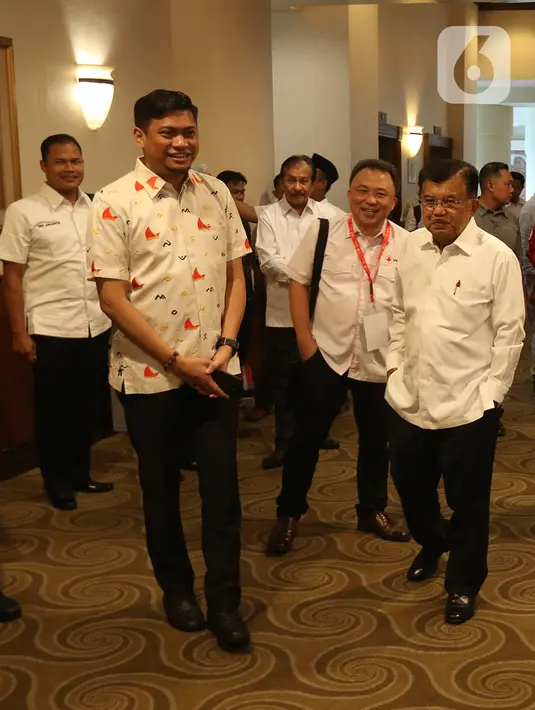 Mantan Wakil Presiden, yang juga Ketua Umum Palang Merah Indonesia (PMI) Jusuf Kalla menghadiri Musyawarah Nasional XXI PMI, di Jakarta, Selasa (17/12/2019). Jusuf Kalla kembali terpilih secara aklamasi menjadi ketua umum PMI ketiga kalinya untuk periode 2019-2024. (Liputan6.com/Herman Zakharia)