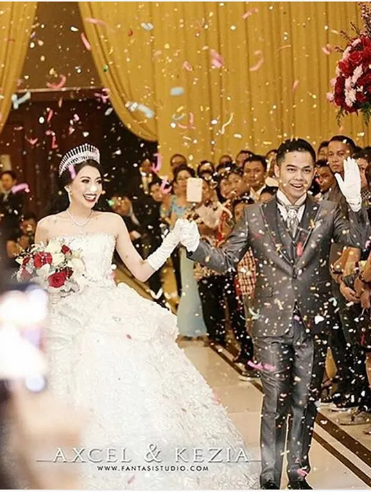 "Yang sebelumnya akan diadakan di Jakarta pada 8 April 2017. Acara resepsi kami akan kami undur menjadi Tempat, Tanggal: Jakarta, 22 April 2017," tulis itskeziakaramoy pada Rabu (5/4). (Instagram/itskeziakaramoy)