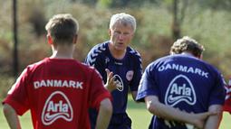 Morten Olsen menjadi kapten Denmark saat Piala Eropa 1988 yang menjadi aksi terakhirnya di level internasional. Saat itu Olsen berusia 38 tahun 10 bulan 3 hari. (AFP/Yuri Kadobnov)