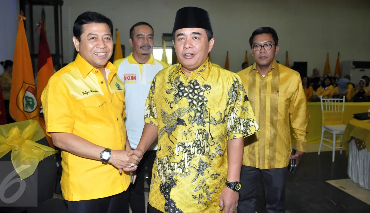 Calon Ketua umum Partai Golkar, Setya Novanto (kiri) bersama Ade Komarudin saat menghadiri pengambilan nomer urut Calon Ketua Umum Partai Golkar, di DPP Partai Golkar, Jakarta, Sabtu (7/5). (Liputan6.com/Johan Tallo)