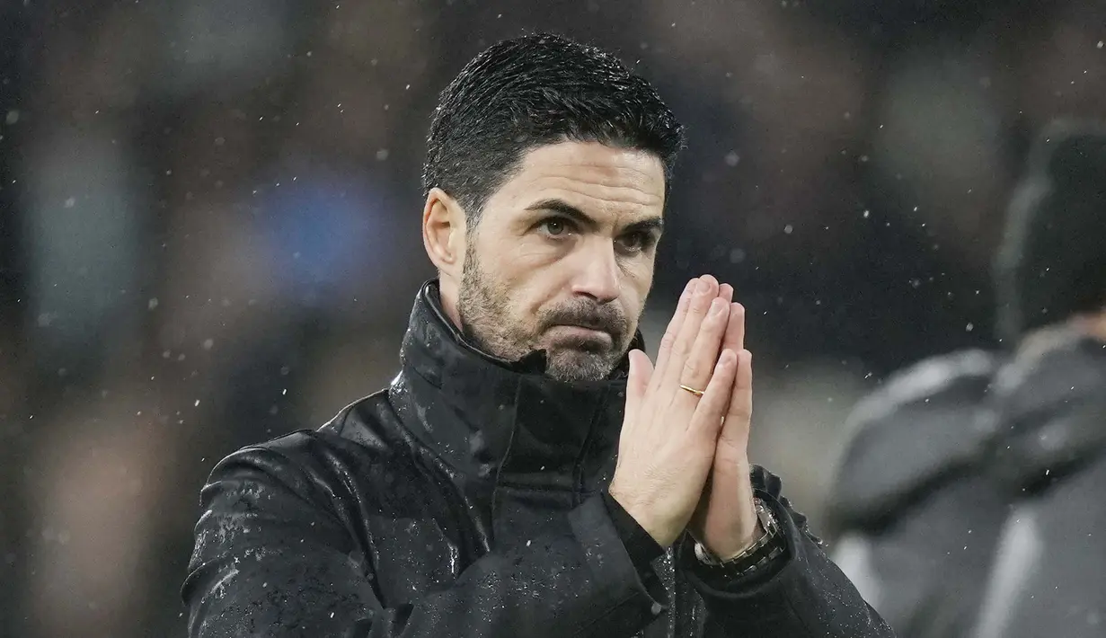 Ekspresi kesal pelatih Arsenal, Mikel Arteta, saat melawan Fulham pada laga pekan ke-20 Liga Inggris 2023/2024 di Craven Cottage, Minggu (31/12/2023). Hasil ini membuat Arsenal tertahan di posisi empat klasemen Liga Inggris 2023/2024 dengan raihan 40 angka. Sementara itu Fulham kini mengemas 24 angka dan naik ke posisi 13. (AP Photo/Alastair Grant)