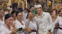 Potret Antonio Blanco Jr dimintai foto oleh ibu-ibu di Bali (Sumber: Instagram/antonioblancojr)