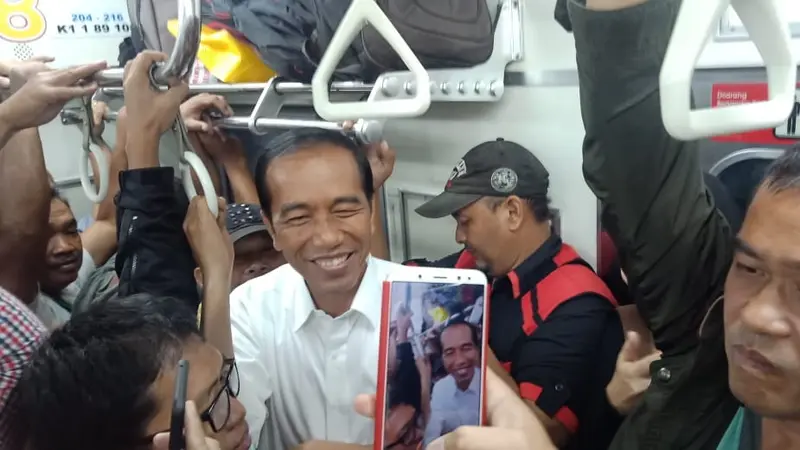 Foto Presiden Joko Widodo atau Jokowi naik commuter line beredar di media sosial. (Istimewa)